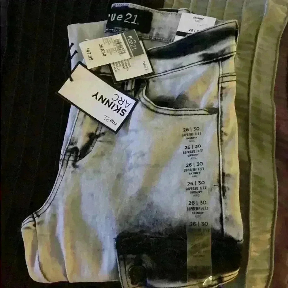 Women’s cargo jeans - NWT - Picture 3 of 4